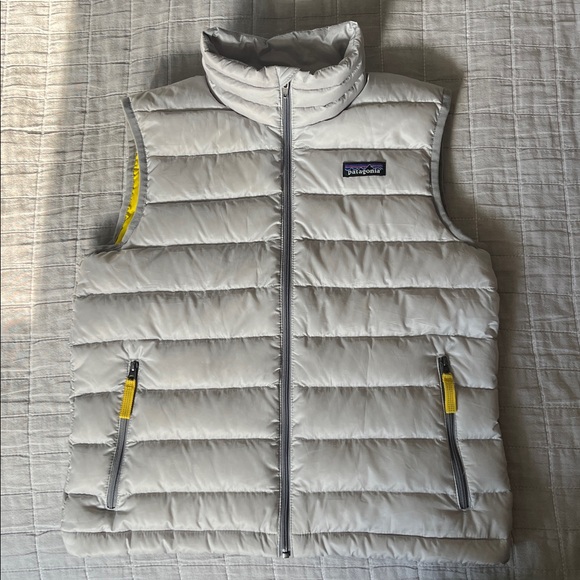 Patagonia Kids Down Sweater Vest Gray Puffer; size Medium; like new condition